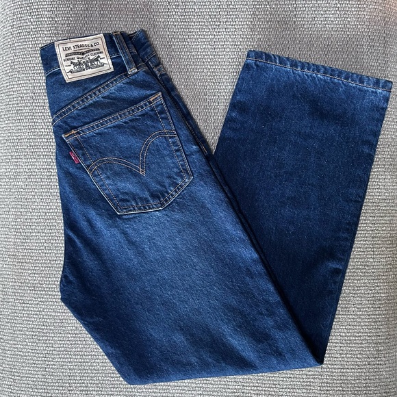 Levi's WellThread Ribcage Wide Leg Cropped Jeans - Picture 13 of 16